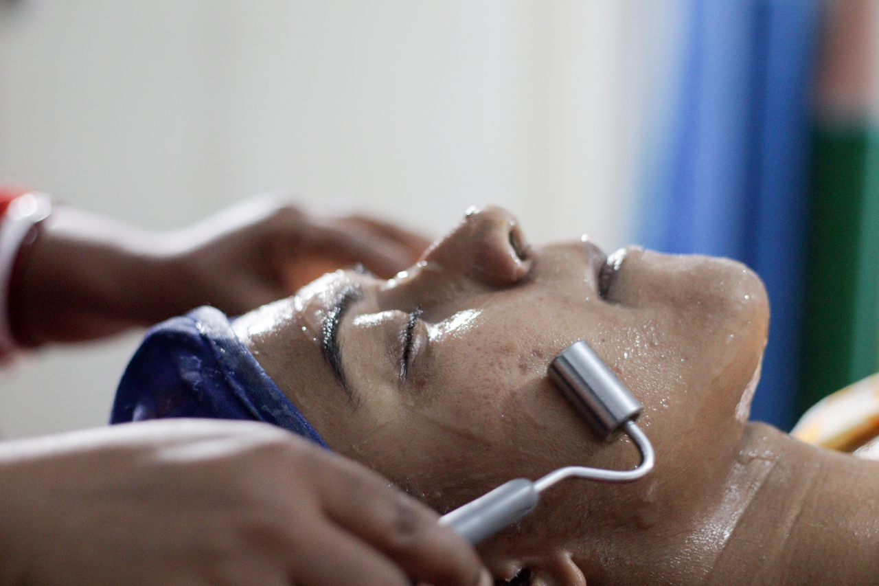 Microcurrent Facial Lift Therapy